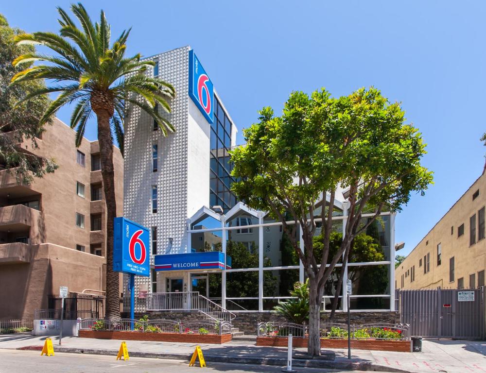 un edificio con una señal delante de él en Motel 6 Hollywood en Los Ángeles