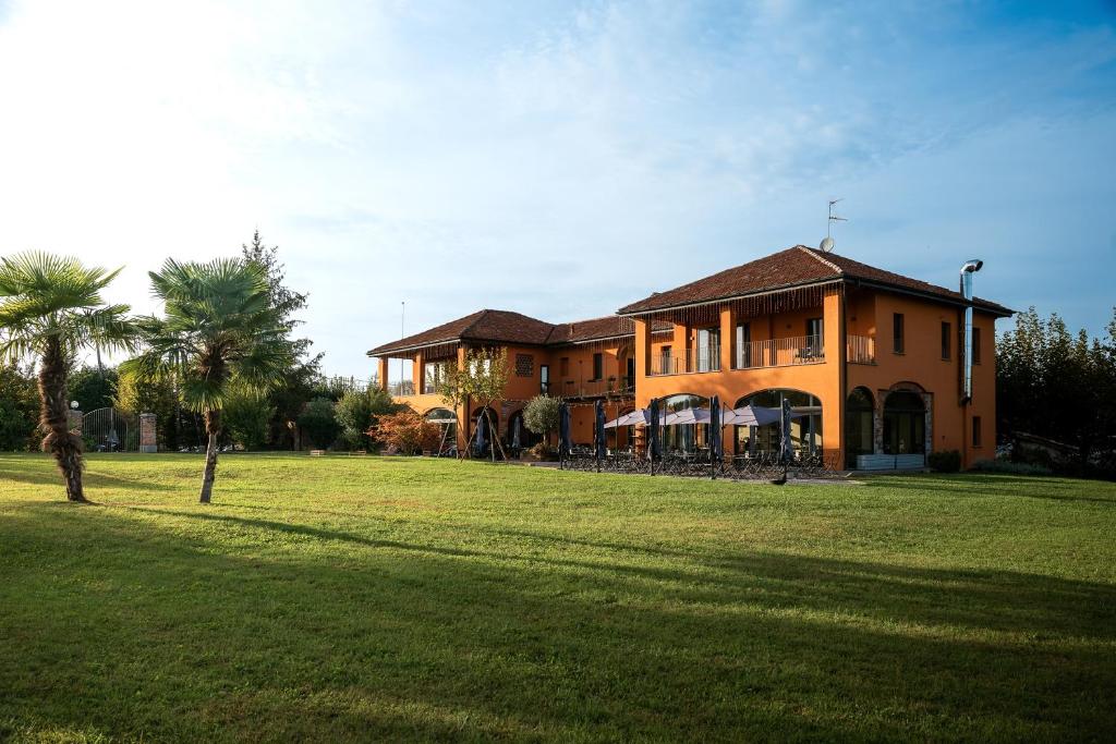 een groot huis met een grasveld ervoor bij Equirelais in Varese