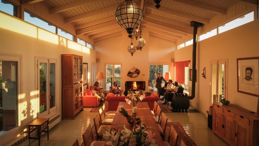 een grote woonkamer met banken en mensen erin bij The Lodge Ronda in Ronda