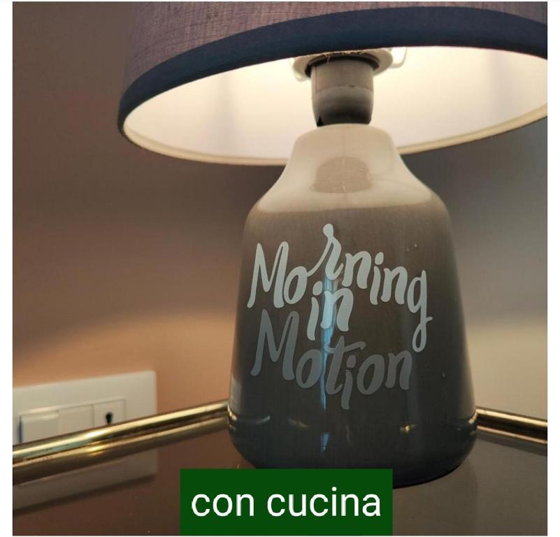 una lámpara con las palabras "sin correr en movimiento" escritas en ella en Stanza Lillina en San Benedetto del Tronto