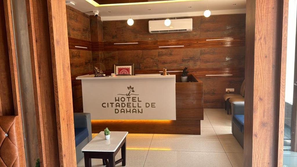 達曼的住宿－HOTEL CITADELL DE DAMAN，一家标有酒店主书的餐馆