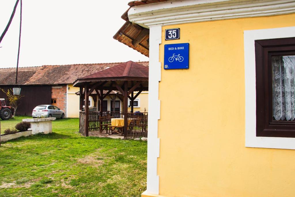Budova, kde se bed and breakfast nachází