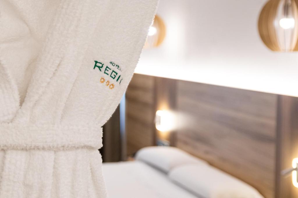 een bed in een hotelkamer met een wit gordijn bij Hotel Regio Cádiz in Cádiz