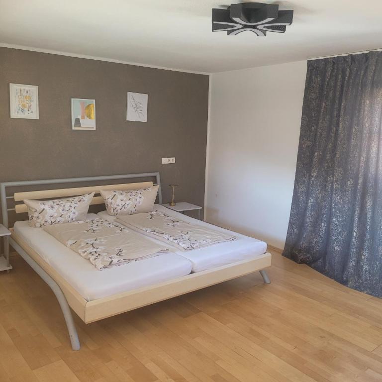 Postel nebo postele na pokoji v ubytování Gästehaus Metropolitan