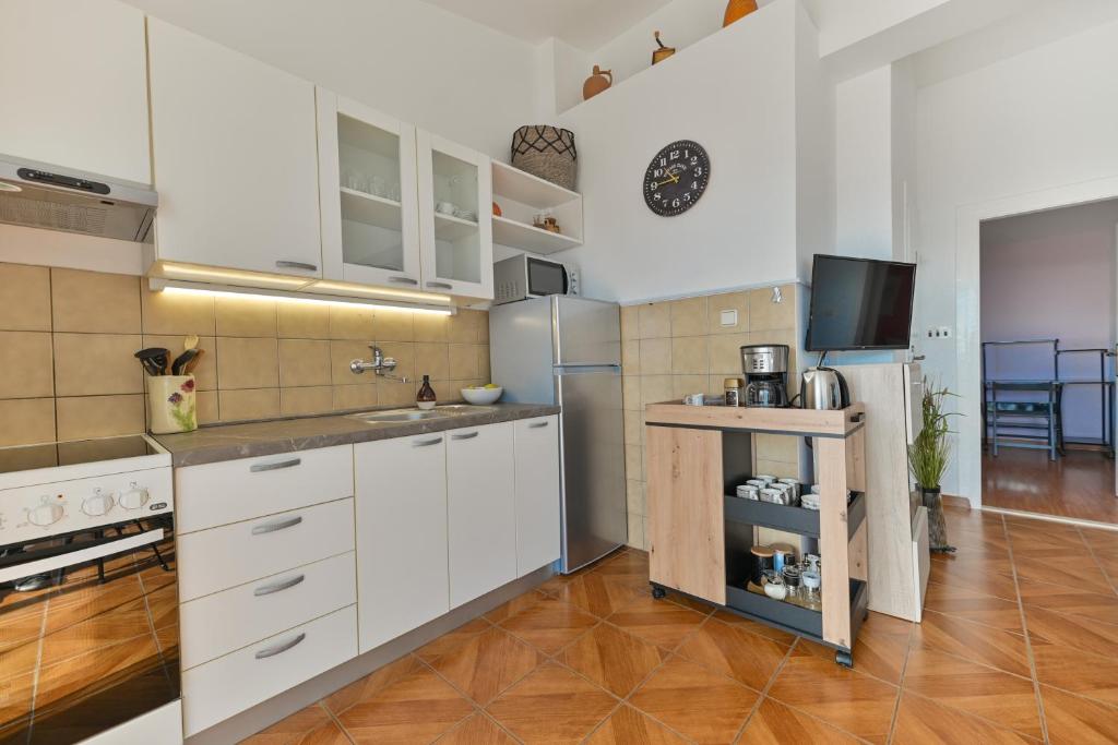 Kuchyň nebo kuchyňský kout v ubytování Villa Grande Vista - Spacious 3 BR Apartment with Large terrace and Fantastic sea view