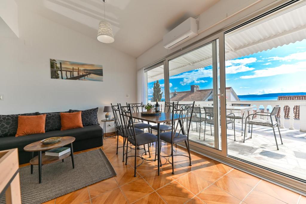 Posezení v ubytování Villa Grande Vista - Spacious 3 BR Apartment with Large terrace and Fantastic sea view