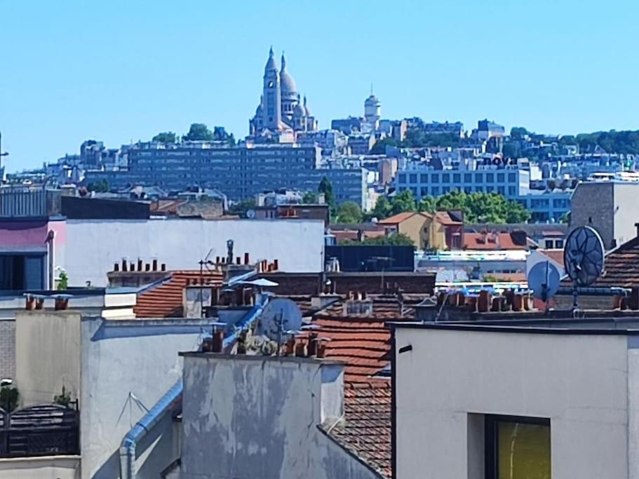 uma vista para uma cidade a partir dos telhados dos edifícios em JO 2024 proche Stade France et Paris Ligne 14, 13 em Saint-Ouen