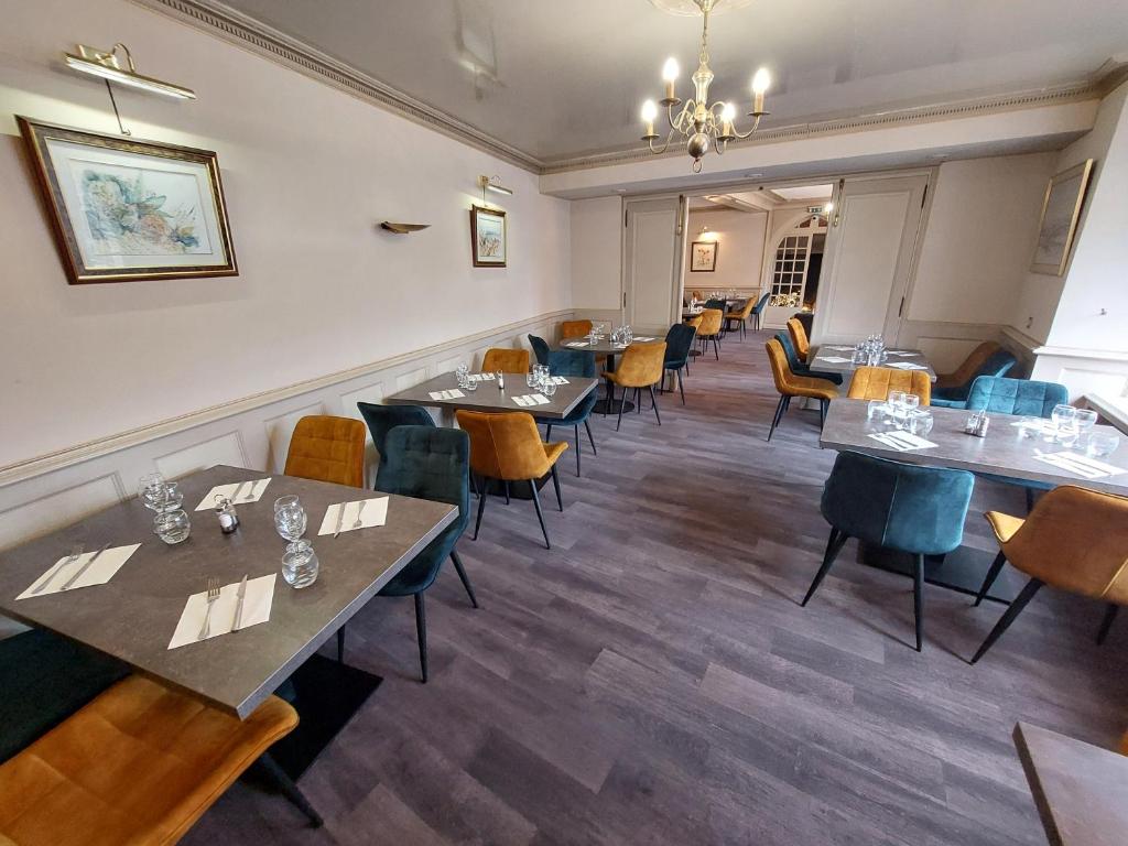 Posezení v ubytování Logis Hôtels - Hôtel et Restaurant Le Lion d'Or