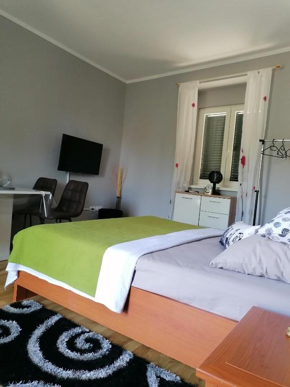 Televízia a/alebo spoločenská miestnosť v ubytovaní Villa Juni