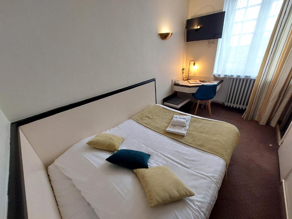 Postel nebo postele na pokoji v ubytování Logis Hôtels - Hôtel et Restaurant Le Lion d'Or