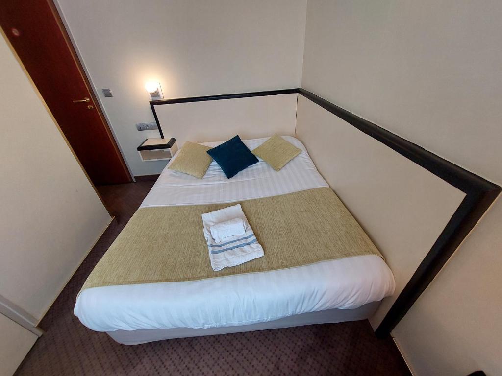 Postel nebo postele na pokoji v ubytování Logis Hôtels - Hôtel et Restaurant Le Lion d'Or