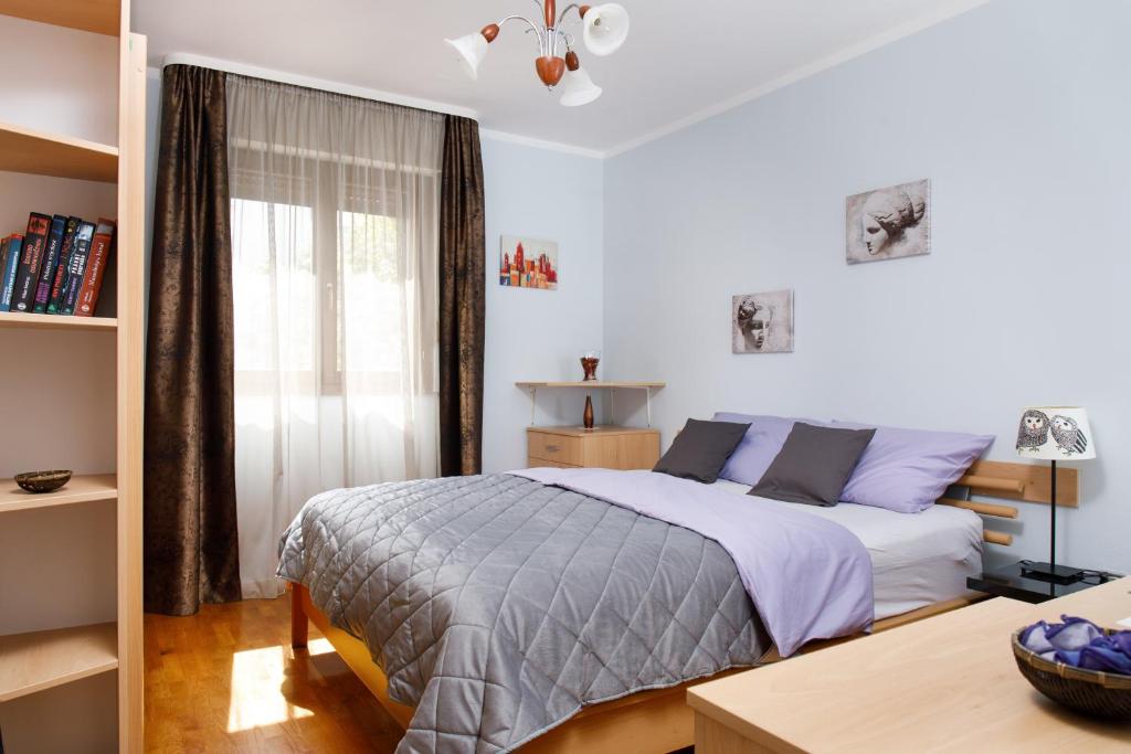 1 dormitorio con cama, escritorio y ventana en Apartment Stay By Me, en Split