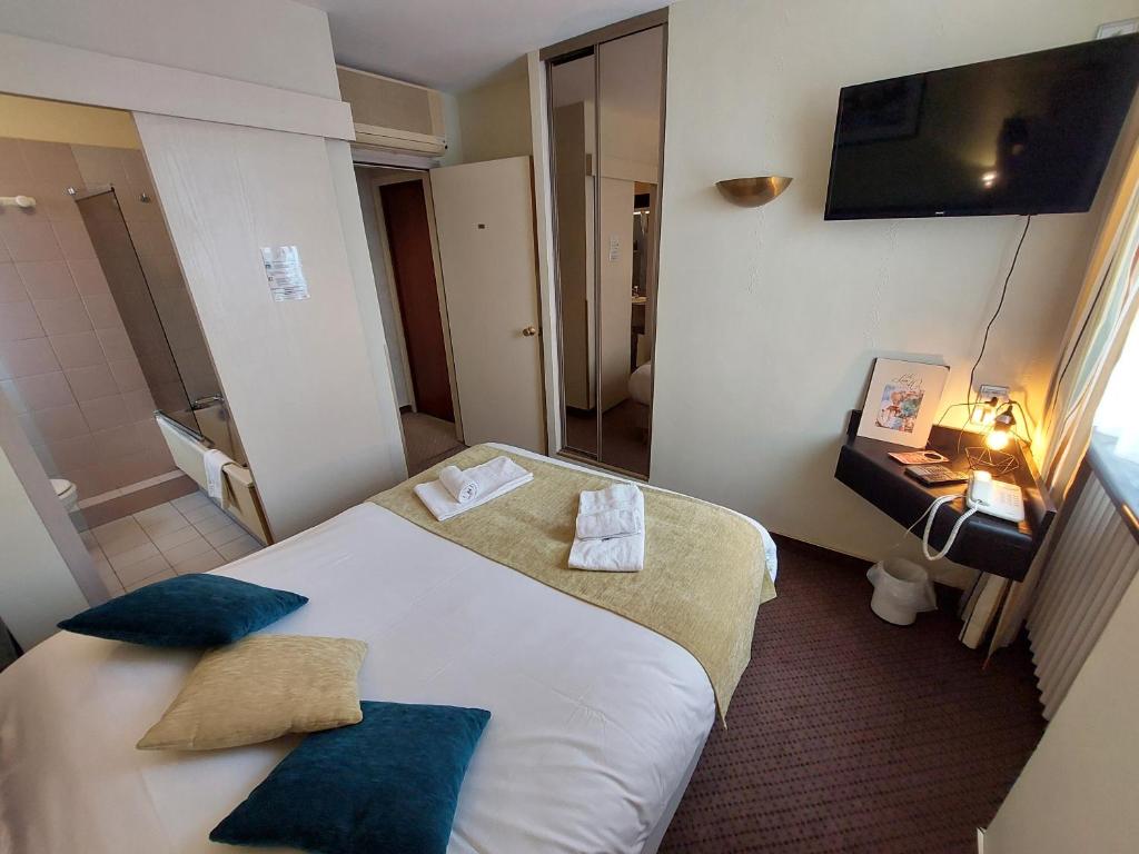 Postel nebo postele na pokoji v ubytování Logis Hôtels - Hôtel et Restaurant Le Lion d'Or