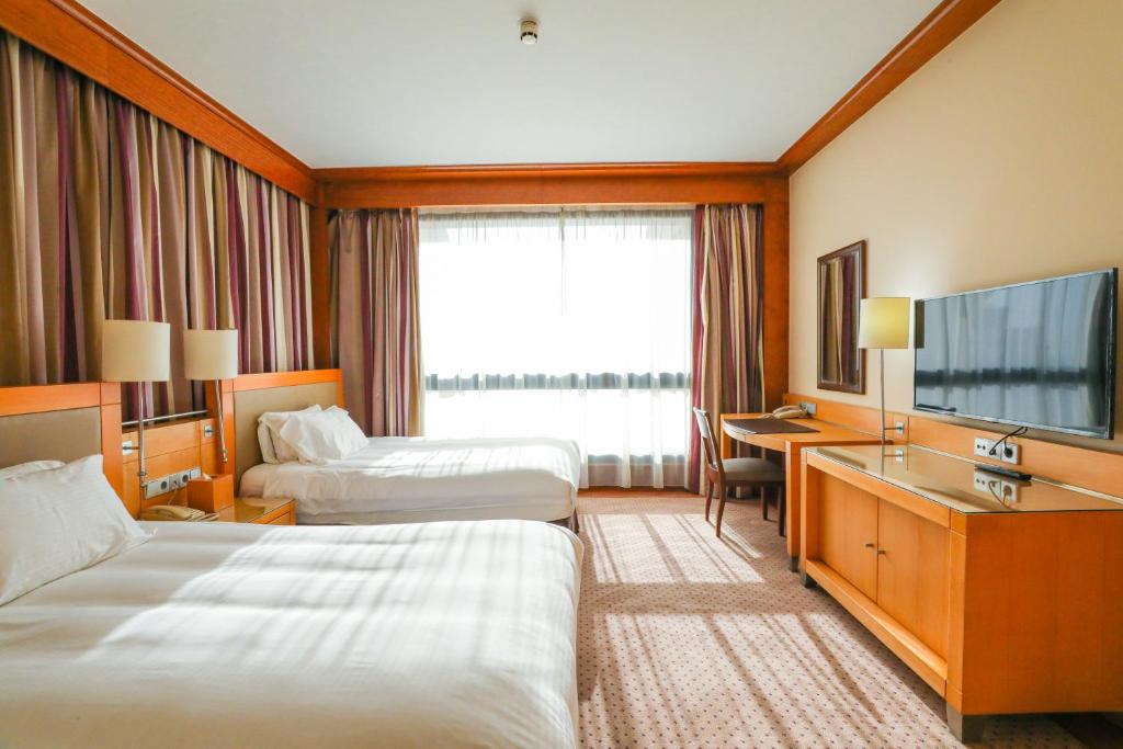 TV a/nebo společenská místnost v ubytování Crowne Plaza Hamra Beirut by IHG