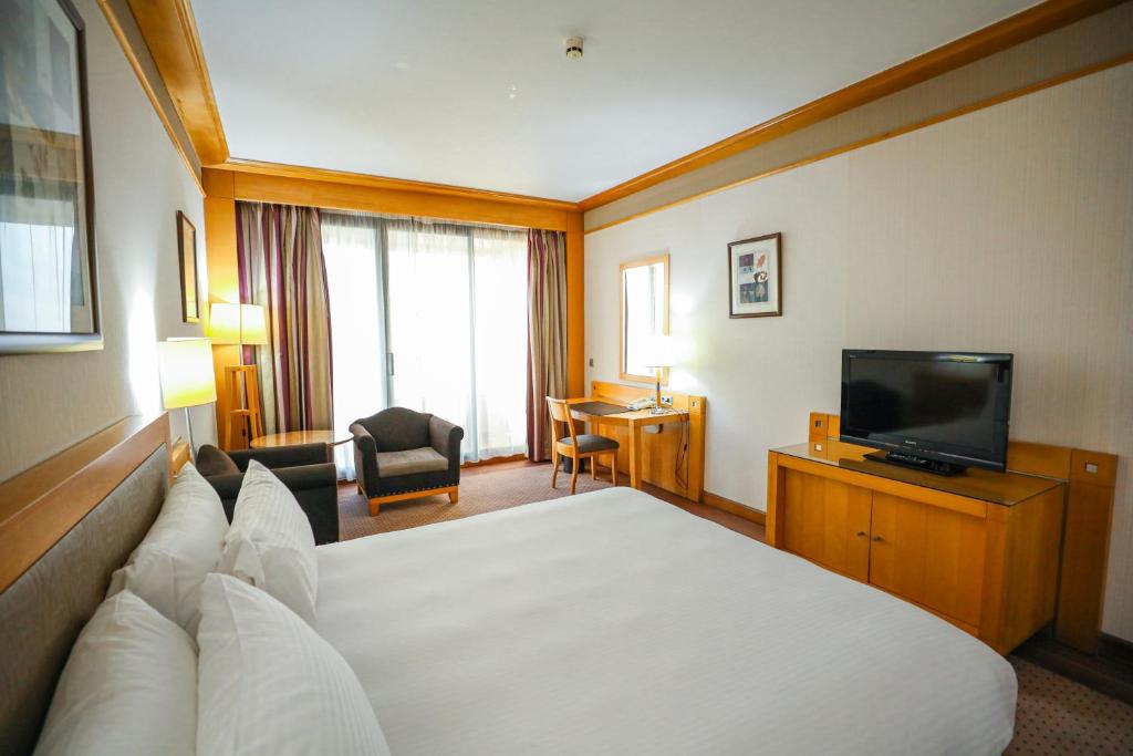 TV a/nebo společenská místnost v ubytování Crowne Plaza Hamra Beirut by IHG