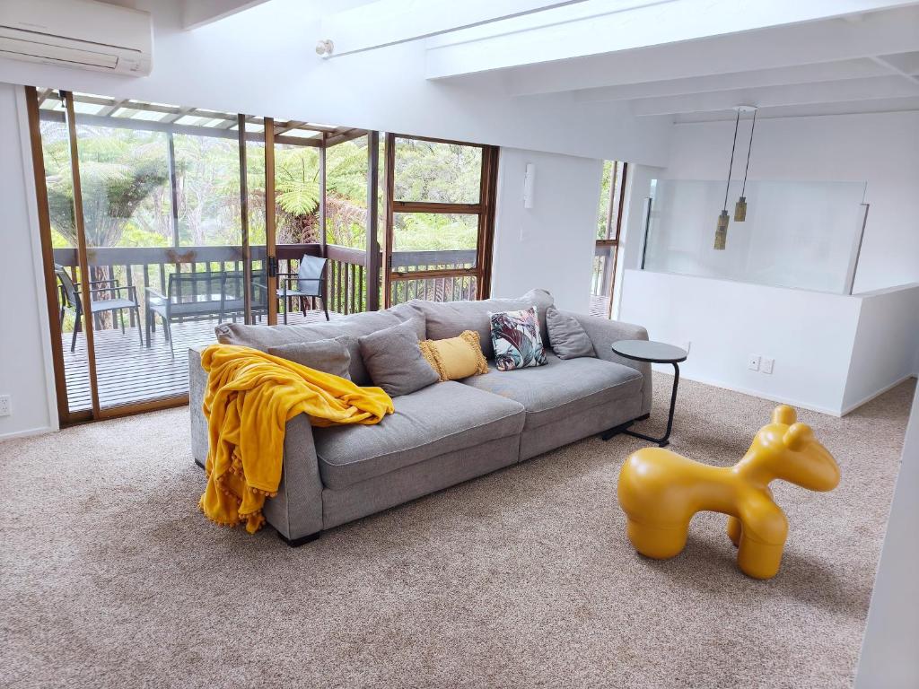 Posezení v ubytování Sunny Cosy Rooms in Auckland Nice Garden Bush View