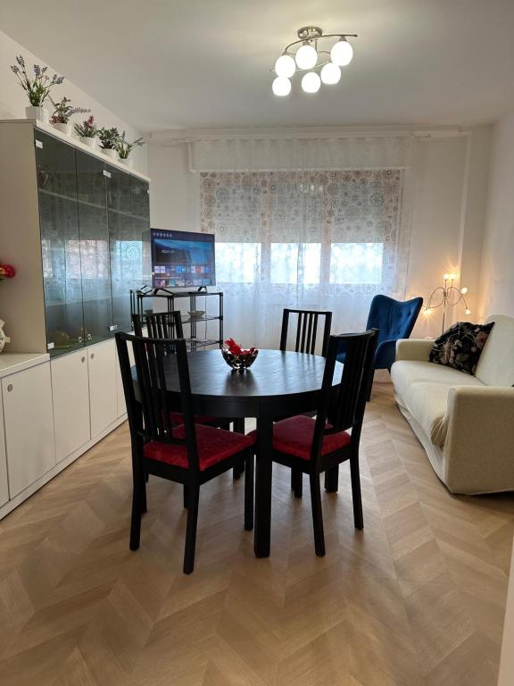 uma sala de estar com uma mesa e cadeiras e um sofá em Dario's House em Scandicci