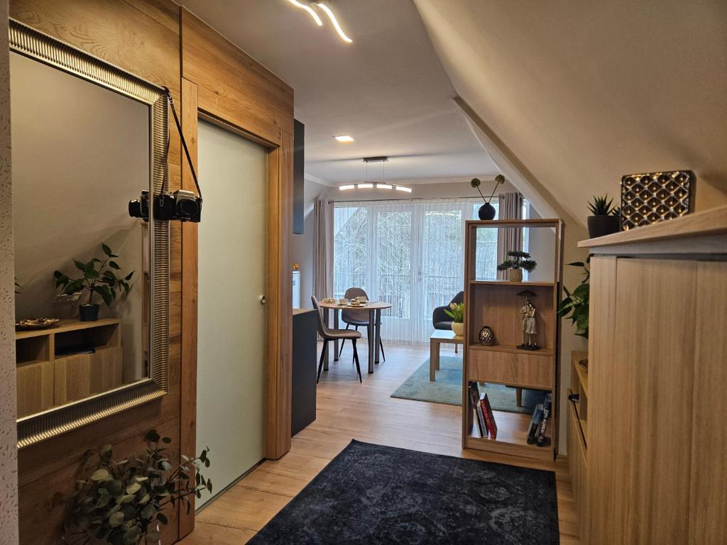 korytarz z drzwiami prowadzącymi do jadalni w obiekcie Otium Wellness Apartmanház w mieście Balatonakarattya