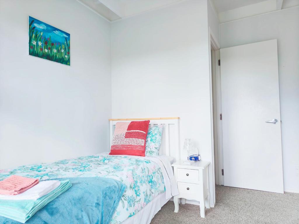 Postel nebo postele na pokoji v ubytování Sunny Cosy Rooms in Auckland Nice Garden Bush View
