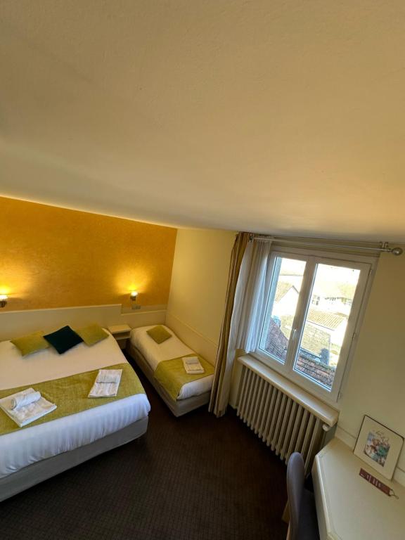 Postel nebo postele na pokoji v ubytování Logis Hôtels - Hôtel et Restaurant Le Lion d'Or