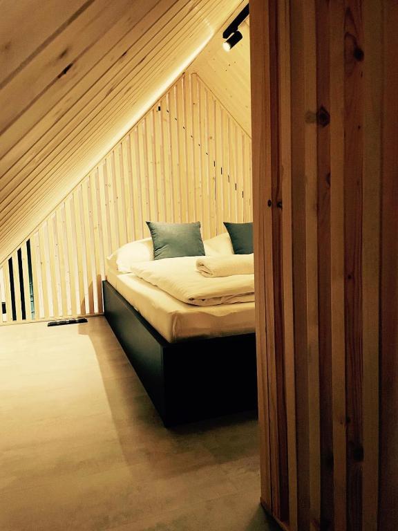 Postel nebo postele na pokoji v ubytování PRIMÁTOR CAMPING RESORT LITOMYŠL
