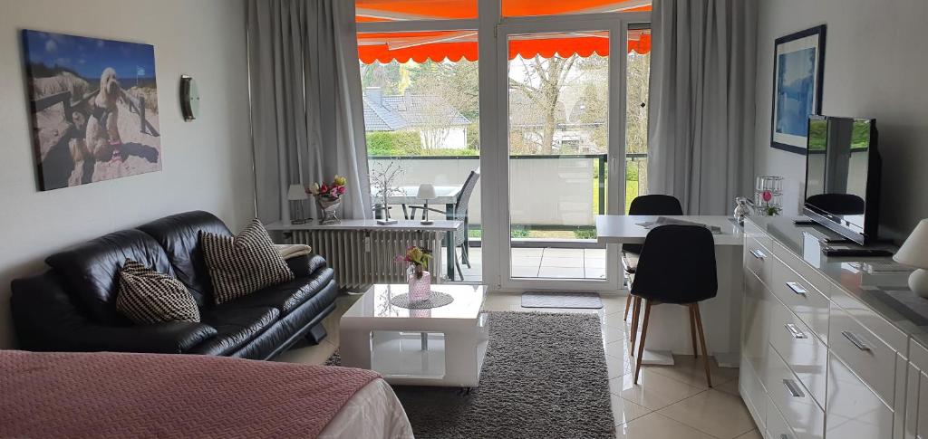 Posezení v ubytování Ferienwohnung Charlie mit Seeblick