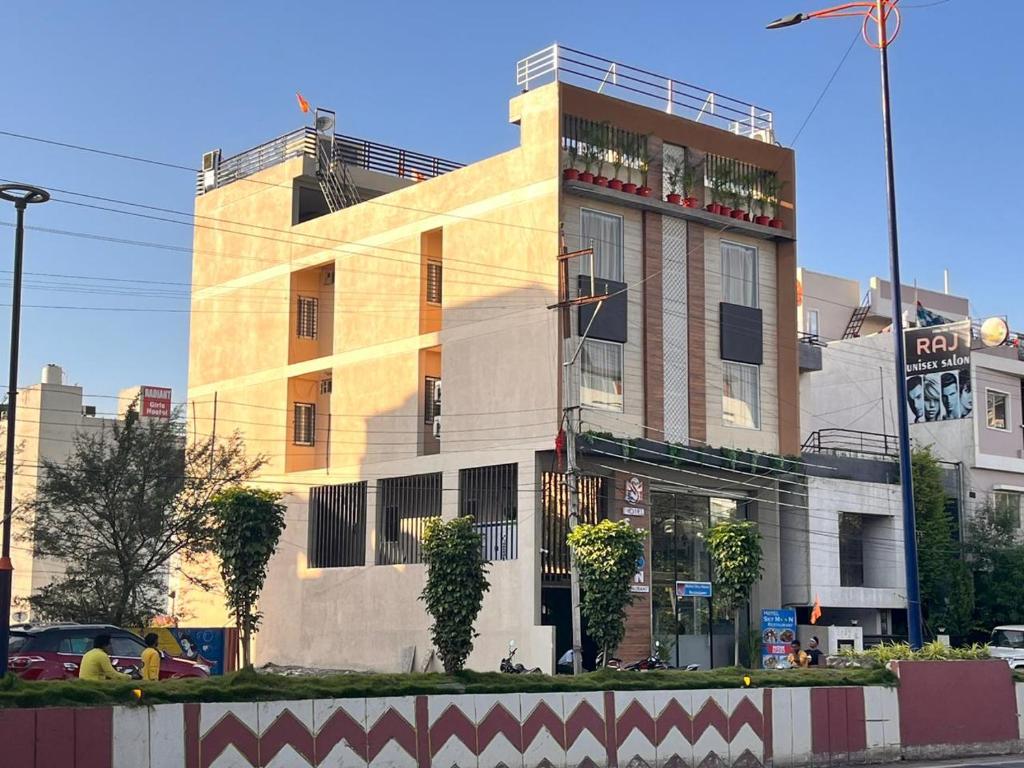 un bâtiment situé sur le côté d'une rue de la ville dans l'établissement Skymoon Hotel And Restaurant, à Indore