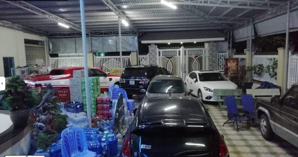 un garage con diverse auto parcheggiate all'interno di Nhà Nghỉ Đăng Miên a Thôn Hiếu Thiện