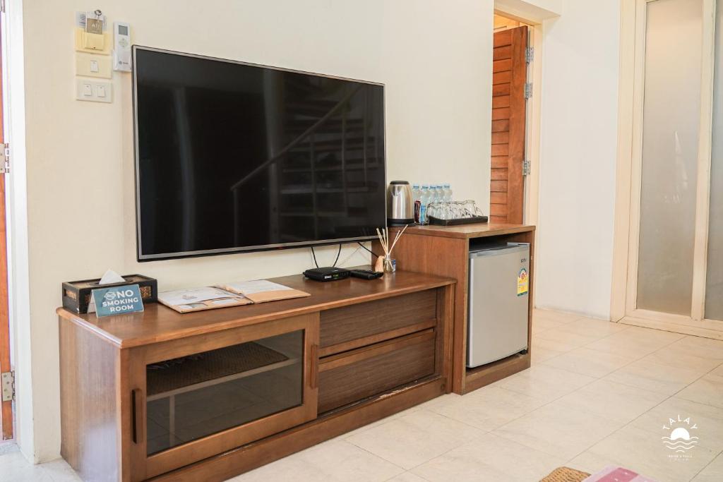 TV a/nebo společenská místnost v ubytování Talay Hotel and Villa Cha-am