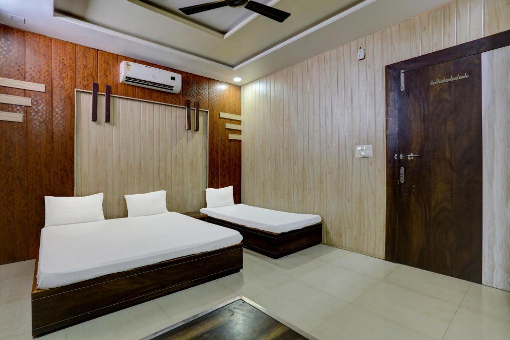 เตียงในห้องที่ OYO Mahadev Guest House