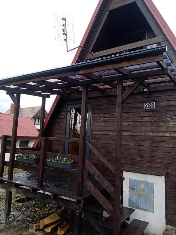 Budova, kde se chata nachází