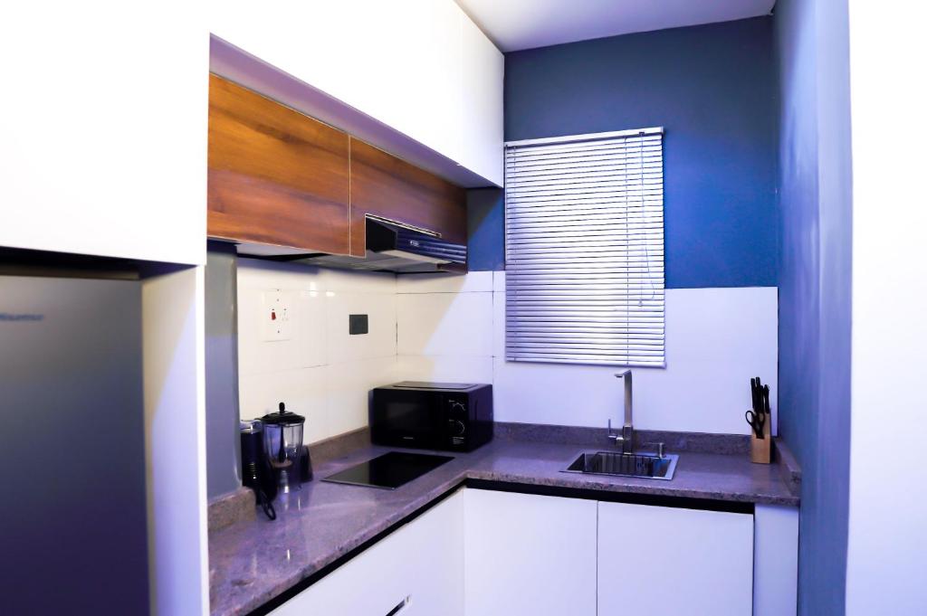 Kuchyň nebo kuchyňský kout v ubytování Cedarwood Apartments
