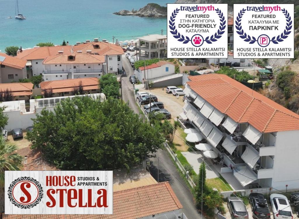 una vista aérea de un hotel y un aparcamiento en House Stella Kalamitsi - Studios & Apartments, en Kalamitsi