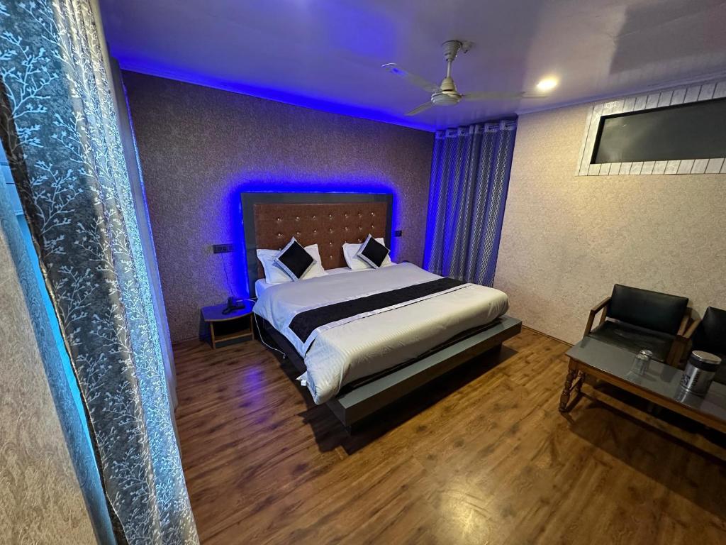 Postel nebo postele na pokoji v ubytování Hotel Luxury Inn