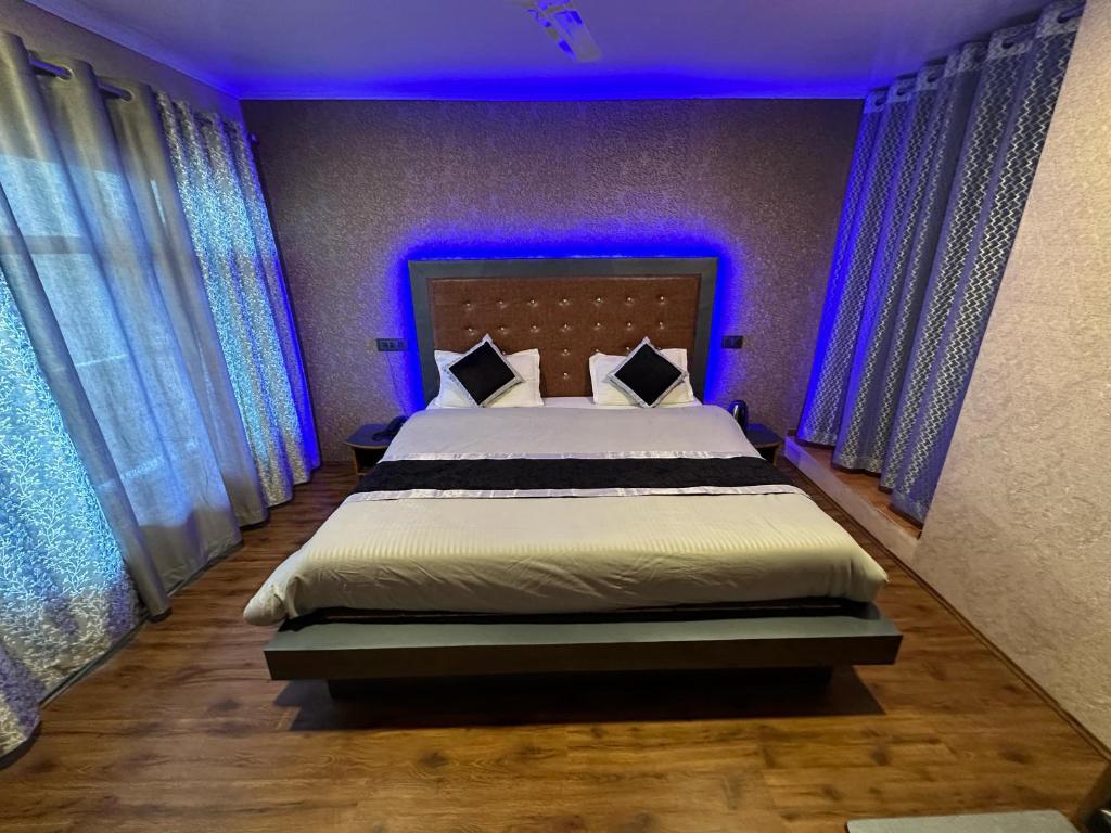 Postel nebo postele na pokoji v ubytování Hotel Luxury Inn