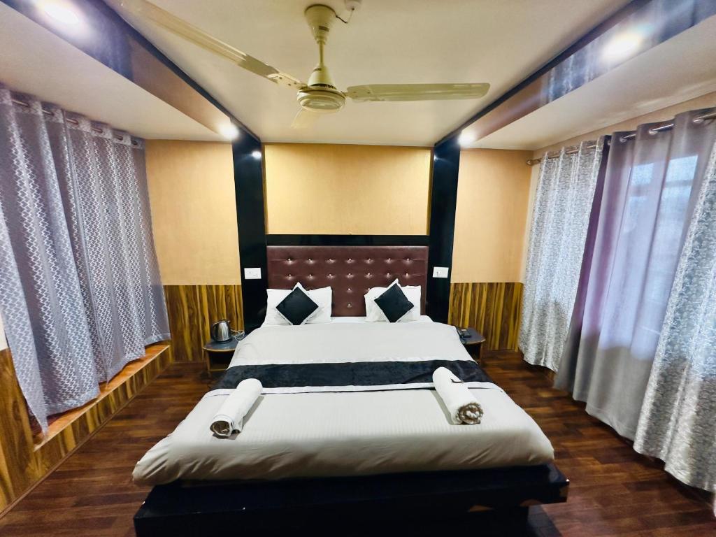 Postel nebo postele na pokoji v ubytování Hotel Luxury Inn
