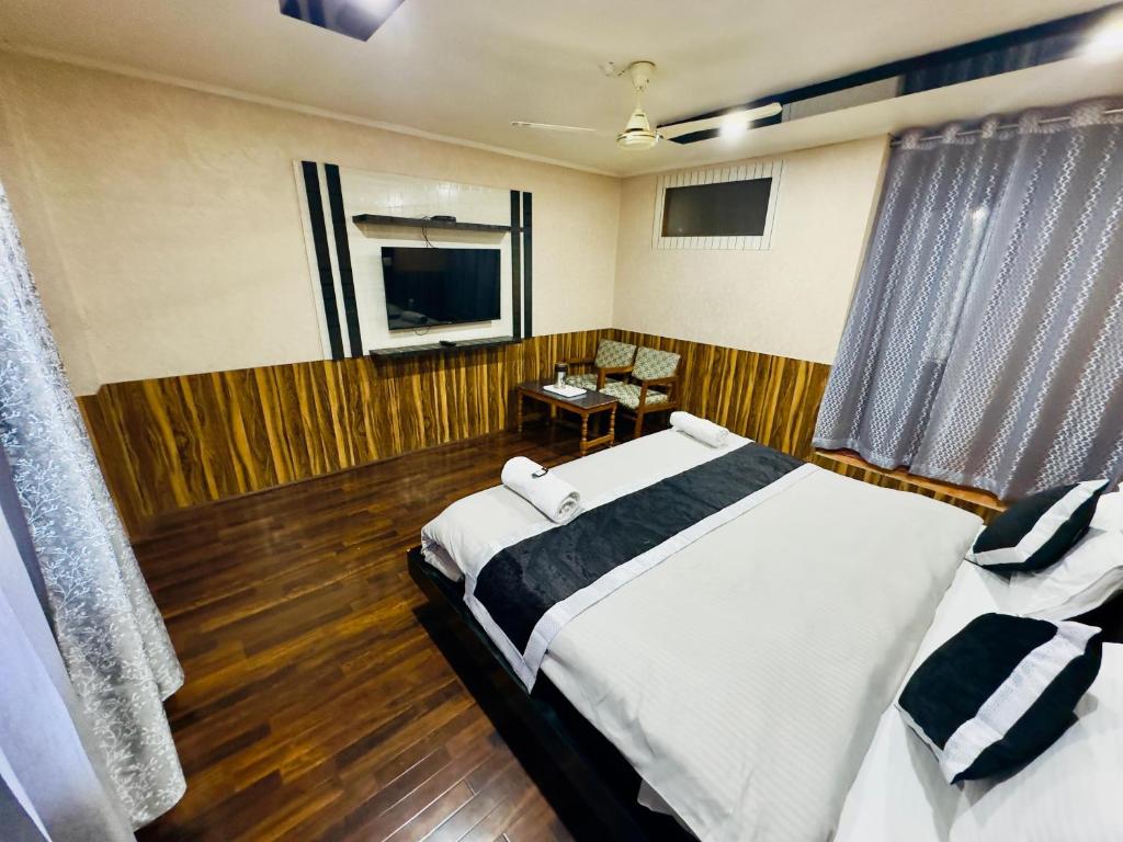 TV a/nebo společenská místnost v ubytování Hotel Luxury Inn