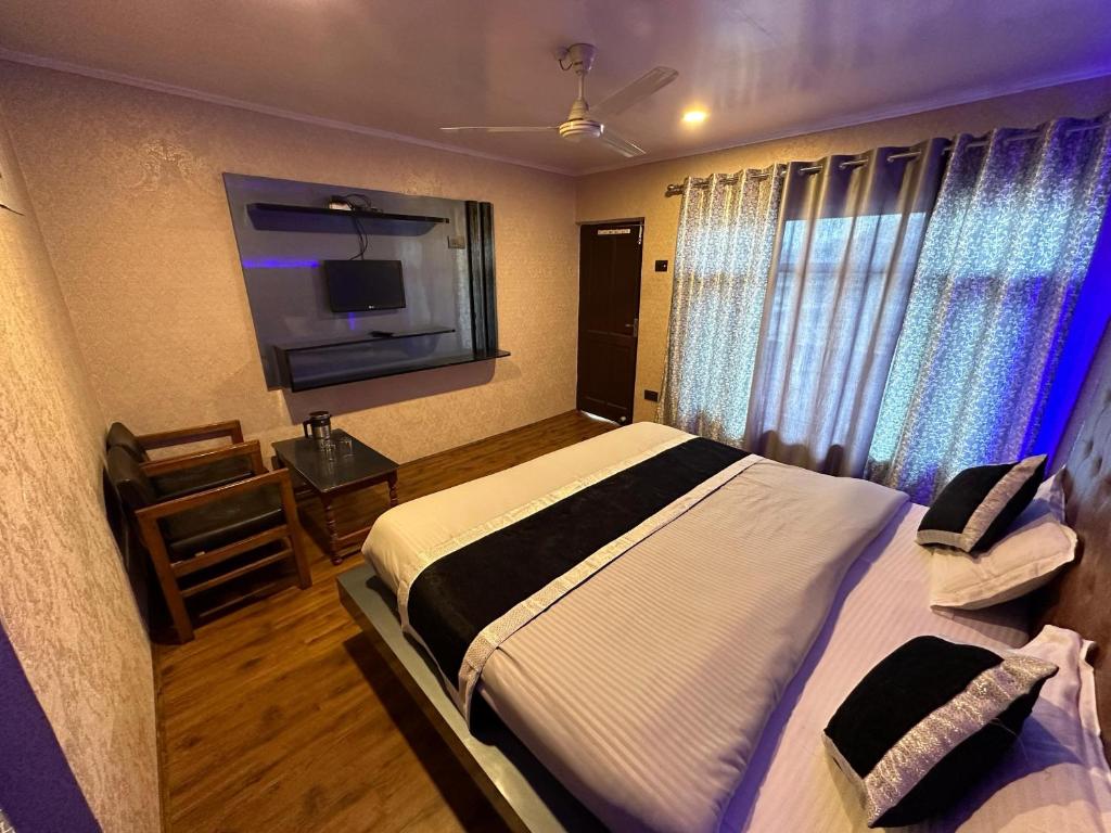 Postel nebo postele na pokoji v ubytování Hotel Luxury Inn