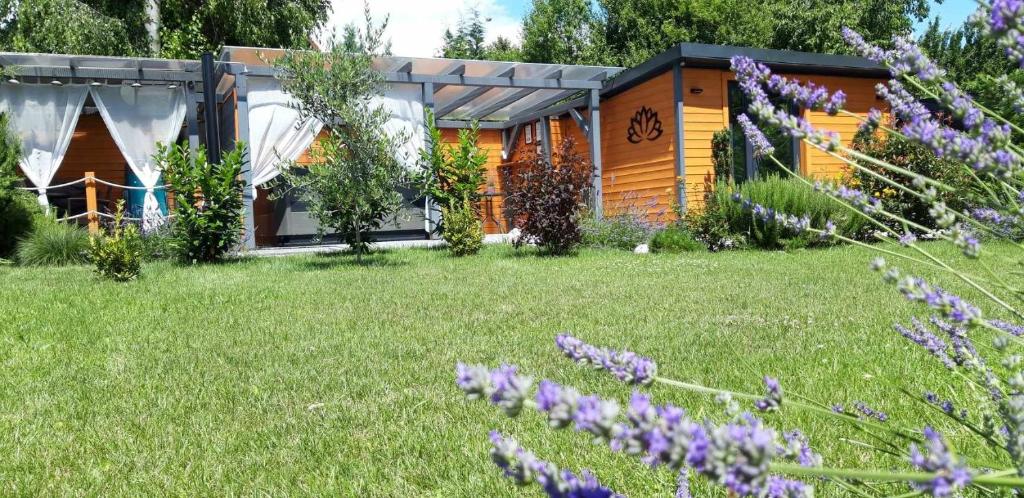 Ogród w obiekcie Otium Wellness Apartmanház