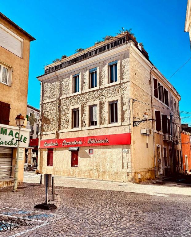 un antiguo edificio al lado de una calle en Les 3 anges de Sigean, en Sigean