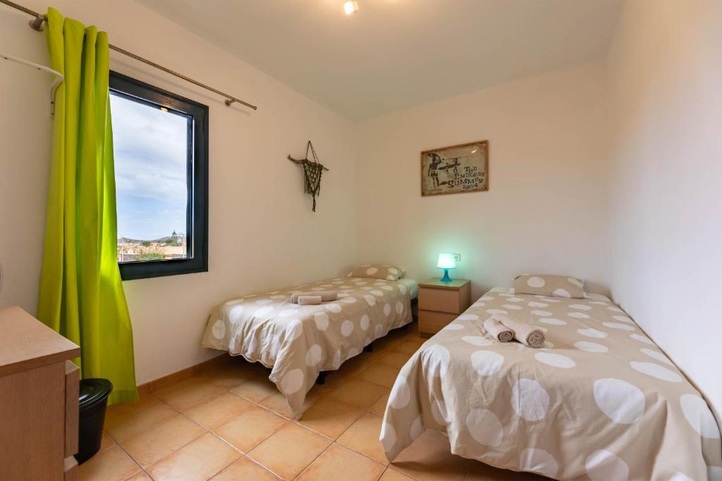 Postel nebo postele na pokoji v ubytování Sunrise Surf House, Big Garden, Hot Tub, Parking, super-fast free Wi-Fi