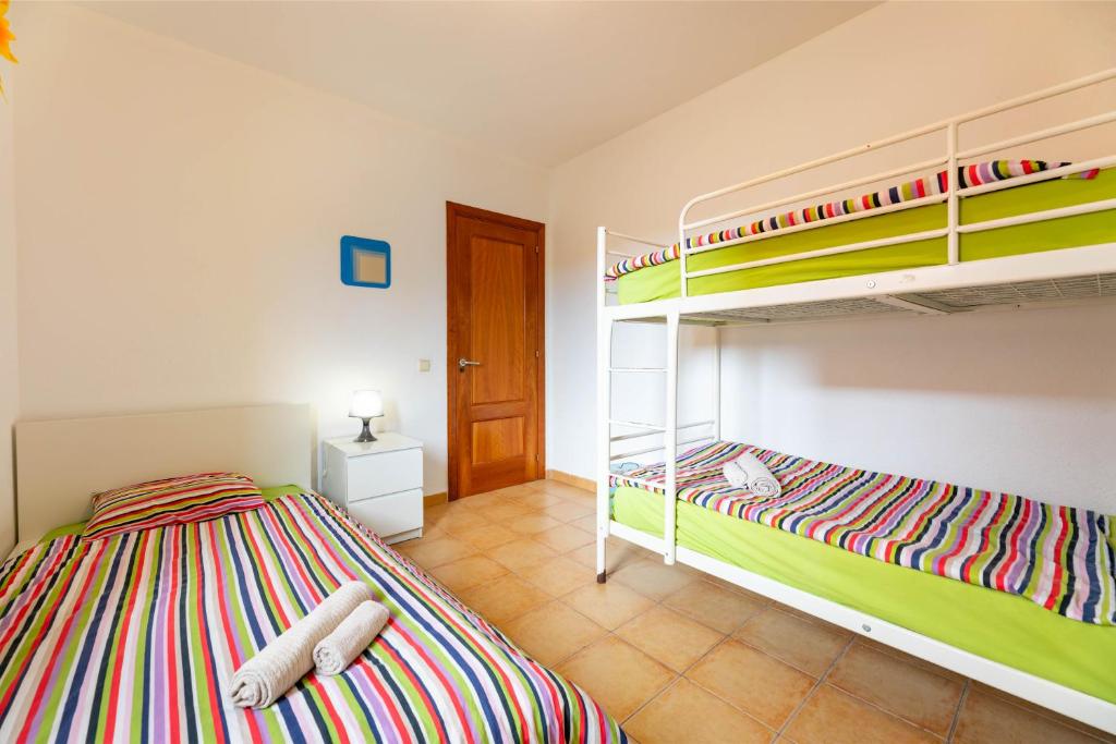Postel nebo postele na pokoji v ubytování Sunrise Surf House, Big Garden, Hot Tub, Parking, super-fast free Wi-Fi