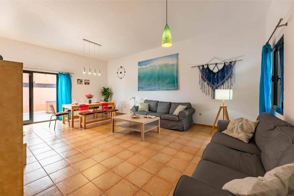 Posezení v ubytování Sunrise Surf House, Big Garden, Hot Tub, Parking, super-fast free Wi-Fi