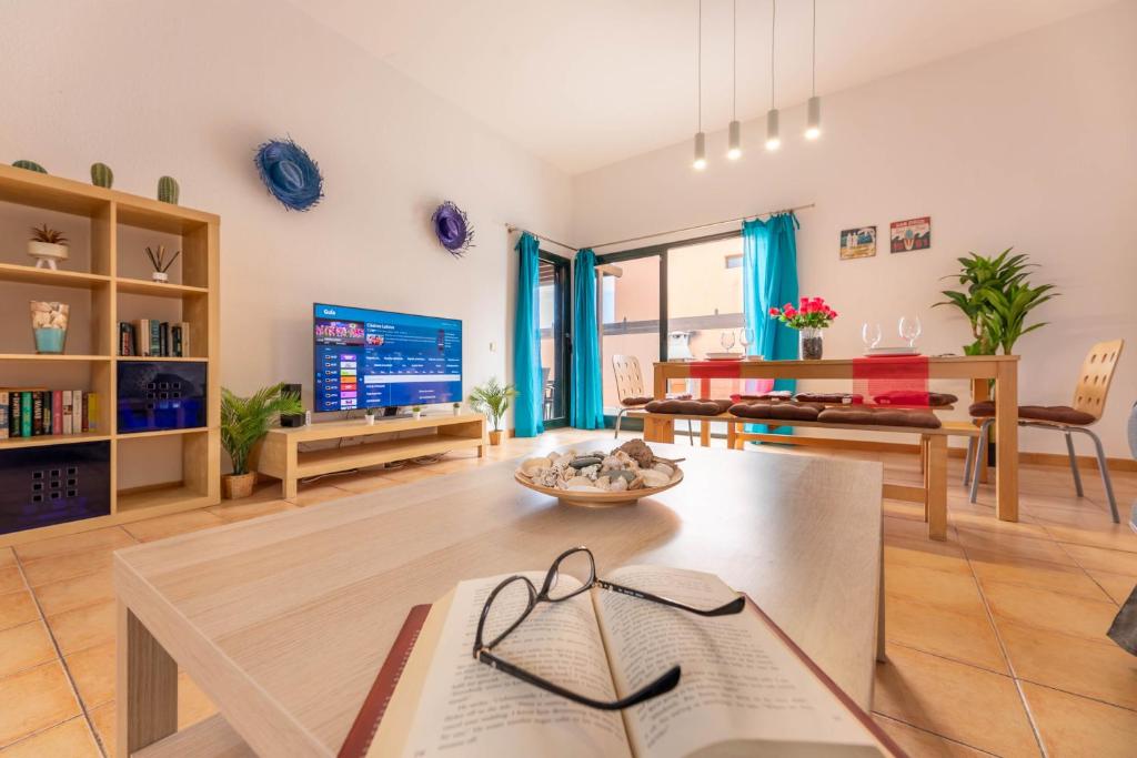Posezení v ubytování Sunrise Surf House, Big Garden, Hot Tub, Parking, super-fast free Wi-Fi