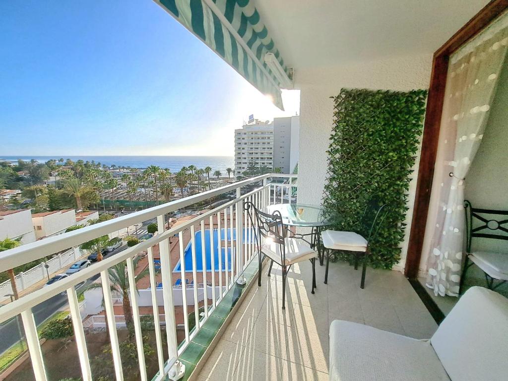 美洲海灘的住宿－Great ocean view, beach at 3 min, one bedroom apartment，一个带桌椅的海景阳台