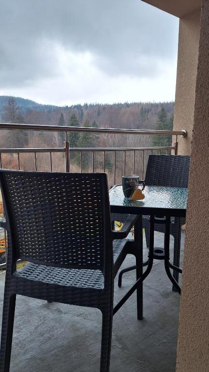 a table and chairs on a balcony with a view at Skalnica- apartamenty z widokiem na góry, przy szlakach in Karpacz