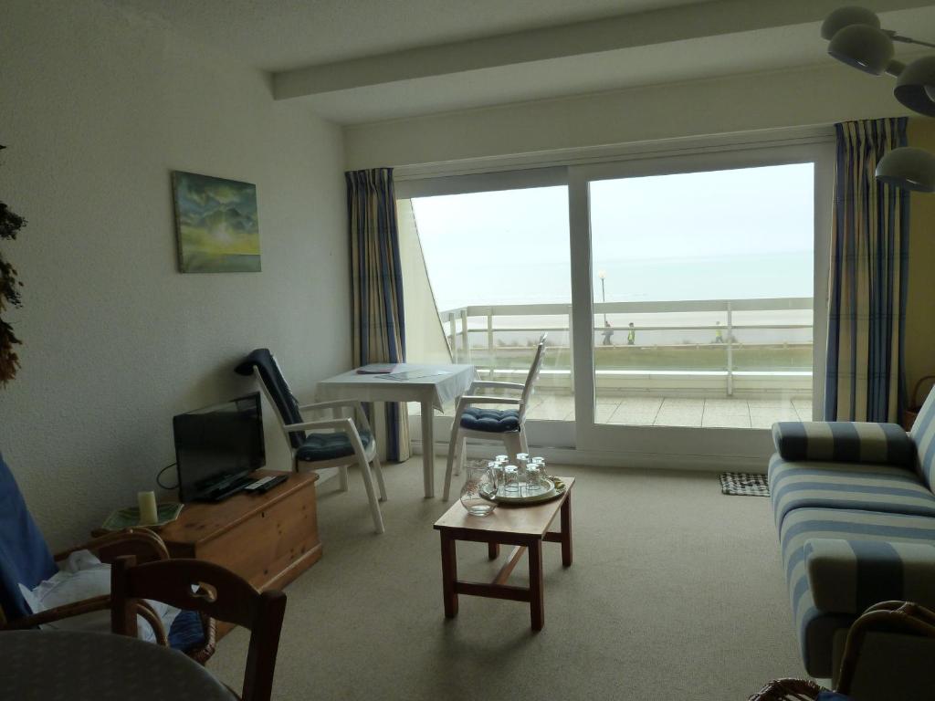 讷沙泰勒阿尔代洛Espadon的客厅和海景客房