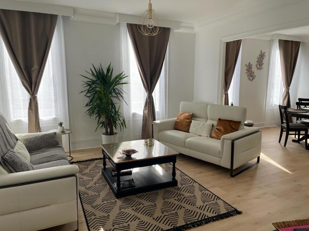 een woonkamer met een bank en een salontafel bij SUBLIME APPARTEMENT in Provins