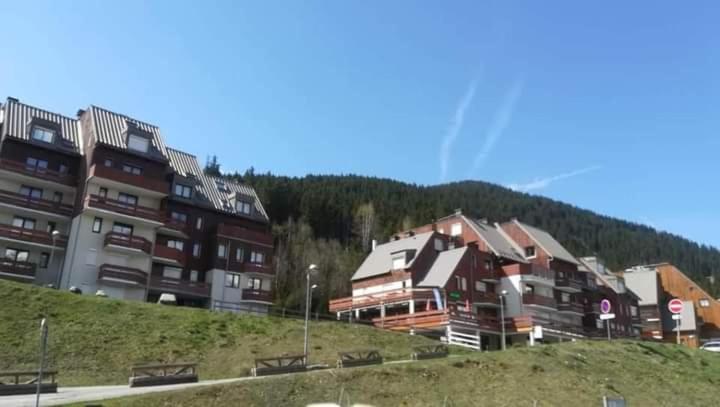 un groupe de bâtiments du côté d'une colline dans l'établissement Superbe studio aux 7 Laux, à La Ferrière