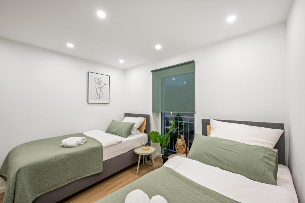 a bedroom with two beds and a window at Sali Homes - Schwäbisch Hall Altstadt in Schwäbisch Hall